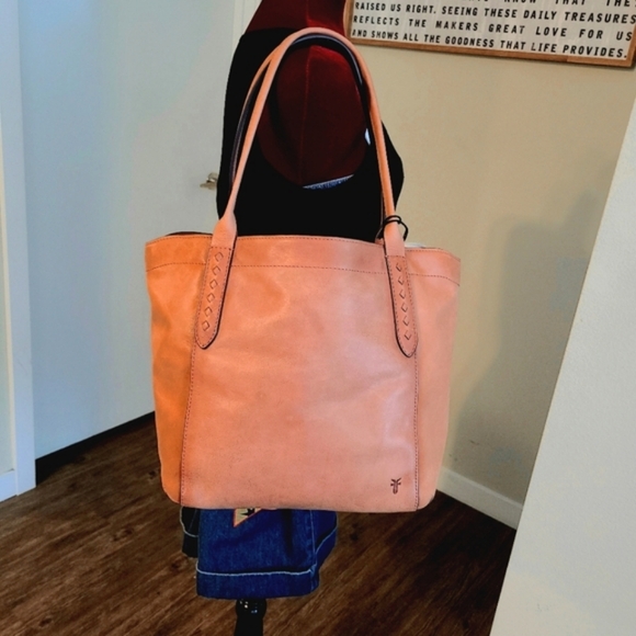 FRYE women's shoulder/handheld purse - Picture 3 of 6